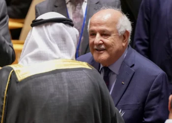 El embajador palestino Riyad Mansour, a la derecha, llega al interior del Salón de la Asamblea general el lunes 22 de septiembre de 2025, en la sede de la ONU. (Foto AP/Angelina Katsanis)