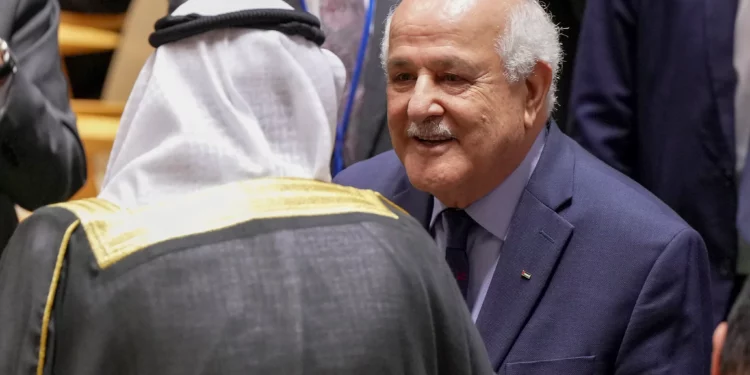 El embajador palestino Riyad Mansour, a la derecha, llega al interior del Salón de la Asamblea general el lunes 22 de septiembre de 2025, en la sede de la ONU. (Foto AP/Angelina Katsanis)