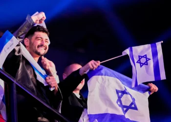 El israelí Noam Bettan celebra su clasificación para la gran final, durante la primera semifinal del 70º Festival de Eurovisión en Viena, Austria, el 12 de mayo de 2026. (AP/Martin Meissner)