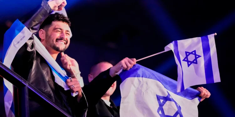 El israelí Noam Bettan celebra su clasificación para la gran final, durante la primera semifinal del 70º Festival de Eurovisión en Viena, Austria, el 12 de mayo de 2026. (AP/Martin Meissner)