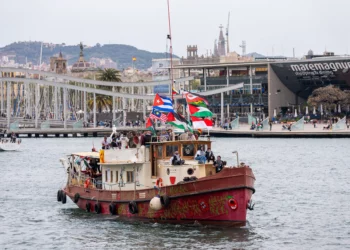 Imagen ilustrativa: Un barco de la Flotilla Global Sumud, con destino a Gaza, se ve durante una despedida simbólica en un puerto de Barcelona, ​​España, el 12 de abril de 2026. (Foto AP/Joan Mateu Parra)