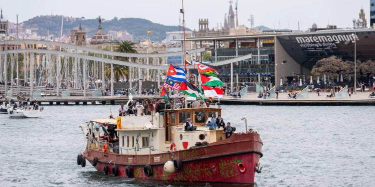 Imagen ilustrativa: Un barco de la Flotilla Global Sumud, con destino a Gaza, se ve durante una despedida simbólica en un puerto de Barcelona, España, el 12 de abril de 2026. (Foto AP/Joan Mateu Parra)