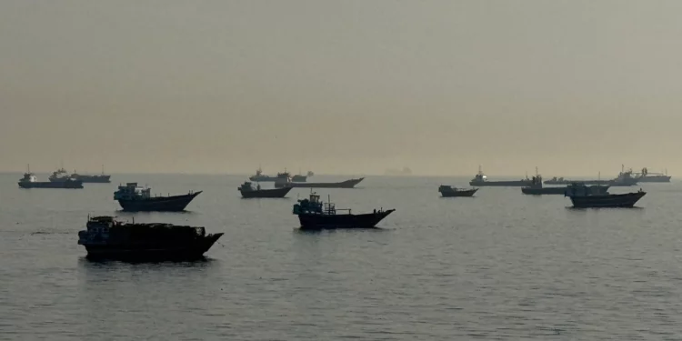 Se observan buques anclados en el estrecho de Ormuz, frente a la ciudad portuaria de Khasab, en la península de Musandam, al norte de Omán, el 17 de mayo de 2026. (AFP)