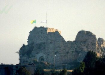 Las banderas de Israel y de la Brigada Golani se ven sobre el Castillo de Beaufort, en el sur del Líbano, en una foto publicada por el ministro de Defensa, Israel Katz el 31 de mayo de 2026 (Cortesía).