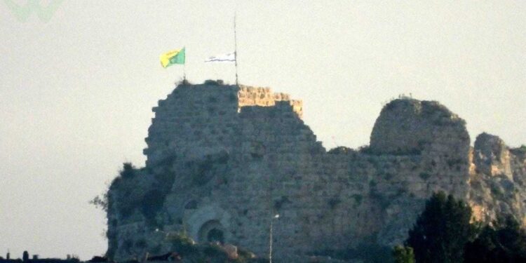Las banderas de Israel y de la Brigada Golani se ven sobre el Castillo de Beaufort, en el sur del Líbano, en una foto publicada por el ministro de Defensa, Israel Katz el 31 de mayo de 2026 (Cortesía).