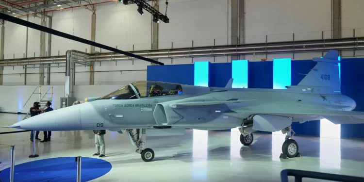 Imagen ilustrativa: Un avión de combate F-39E Gripen en la planta de Embraer en Gaviao Peixoto, Brasil, el 25 de marzo de 2026. (Foto AP/Andre Penner)