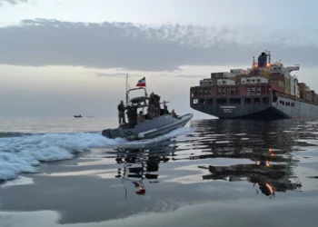 Un barco del Cuerpo de la Guardia Revolucionaria Islámica (CGRI) participa presuntamente en una operación para interceptar buques que intentan cruzar el estrecho de Ormuz, el 21 de abril de 2026. (MIRZADEH a través de la agencia de noticias iraní TASNIM NEWS, vía AFP)