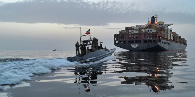 Un barco del Cuerpo de la Guardia Revolucionaria Islámica (CGRI) participa presuntamente en una operación para interceptar buques que intentan cruzar el estrecho de Ormuz, el 21 de abril de 2026. (MIRZADEH a través de la agencia de noticias iraní TASNIM NEWS, vía AFP)