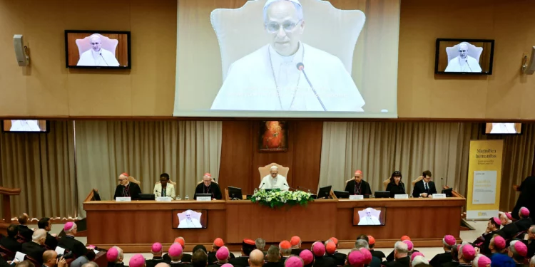 El Papa León XIV asiste a la presentación de su primera encíclica, Magnifica Humanitas, en el Vaticano el 25 de mayo de 2026. (Alberto PIZZOLI / AFP)