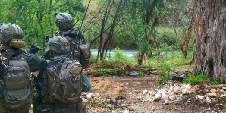 Tropas de las FDI operan en el río Litani, en el sur del Líbano, según una fotografía distribuida por el ejército el 12 de mayo de 2026. (Fuerzas de Defensa de Israel)