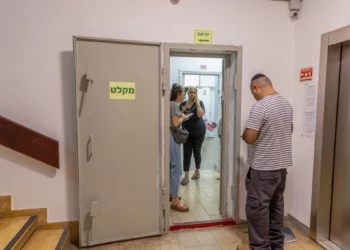 Ciudadanos israelíes se refugian en un búnker antibombas mientras suena la sirena de alerta de cohetes en Tel Aviv, 1 de octubre de 2024. (Yossi Aloni/Flash90)