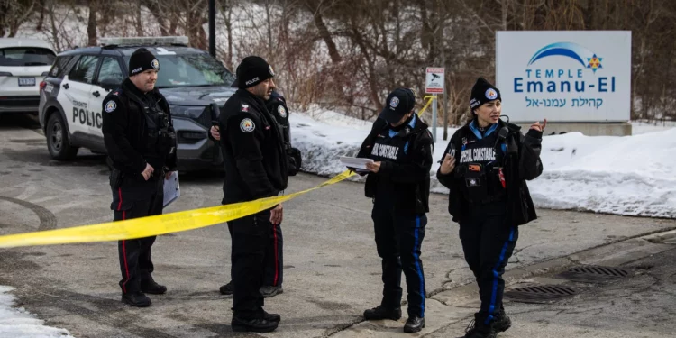 La policía investiga el lugar donde se ubicaba el Templo Emanu-El de North York tras ser blanco de disparos la noche del lunes 3 de marzo de 2026 en Toronto. (Nick Lachance/Toronto Star vía Getty Images vía JTA)
