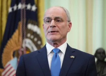 El embajador de Israel en Estados Unidos, Yechiel Leiter, interviene durante una reunión entre los embajadores de Israel y Líbano en el Despacho Oval de la Casa Blanca, el 23 de abril de 2026, en Washington. (AP/Mark Schiefelbein)