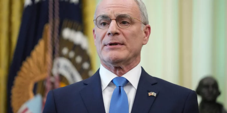 El embajador de Israel en Estados Unidos, Yechiel Leiter, interviene durante una reunión entre los embajadores de Israel y Líbano en el Despacho Oval de la Casa Blanca, el 23 de abril de 2026, en Washington. (AP/Mark Schiefelbein)