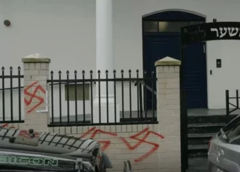 Esvásticas pintadas en una sinagoga de Newtown el 11 de enero de 2025 en Sídney, Australia. (Captura de pantalla vía ABC News)