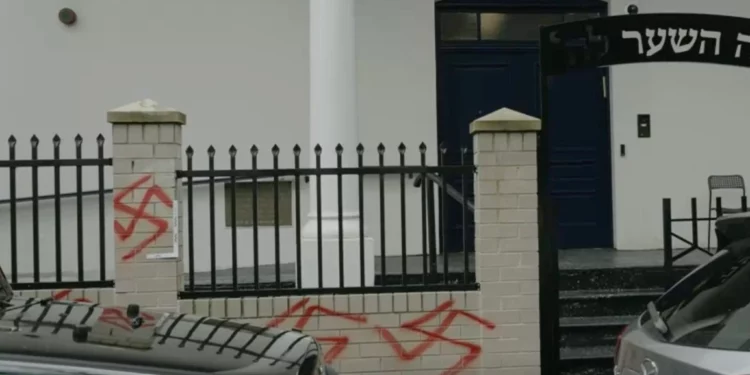 Esvásticas pintadas en una sinagoga de Newtown el 11 de enero de 2025 en Sídney, Australia. (Captura de pantalla vía ABC News)