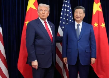El presidente estadounidense Donald Trump, a la izquierda, y el presidente chino Xi Jinping posan antes de su cumbre en el aeropuerto internacional de Gimhae en Busan, Corea del Sur, el 30 de octubre de 2025. (Foto AP/Mark Schiefelbein)