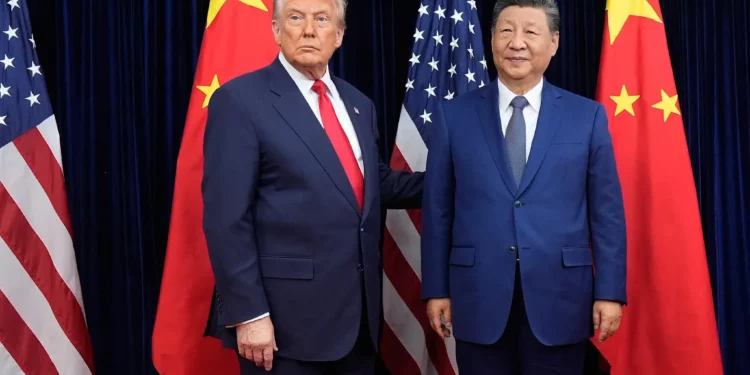 El presidente estadounidense Donald Trump, a la izquierda, y el presidente chino Xi Jinping posan antes de su cumbre en el aeropuerto internacional de Gimhae en Busan, Corea del Sur, el 30 de octubre de 2025. (Foto AP/Mark Schiefelbein)