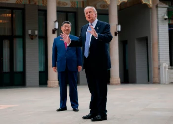 El presidente estadounidense Donald Trump, a la derecha, gesticula mientras habla junto al presidente chino Xi Jinping durante una visita al Jardín Zhongnanhai en Pekín, China, el 15 de mayo de 2026. (Evan Vucci/Pool Photo vía AP)