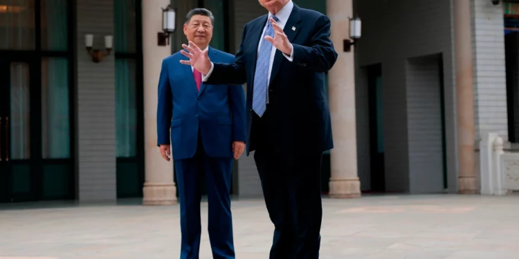 El presidente estadounidense Donald Trump, a la derecha, gesticula mientras habla junto al presidente chino Xi Jinping durante una visita al Jardín Zhongnanhai en Pekín, China, el 15 de mayo de 2026. (Evan Vucci/Pool Photo vía AP)