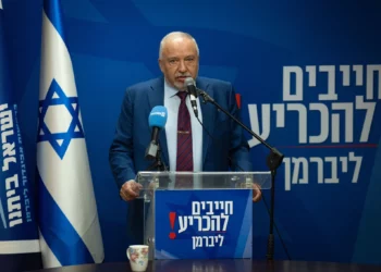 El presidente de Yisrael Beytenu, Avigdor Liberman, encabeza una reunión de la facción en la Knéset el 25 de mayo de 2026 (Yonatan Sindel/Flash90).