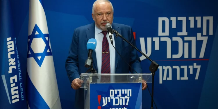 El presidente de Yisrael Beytenu, Avigdor Liberman, encabeza una reunión de la facción en la Knéset el 25 de mayo de 2026 (Yonatan Sindel/Flash90).
