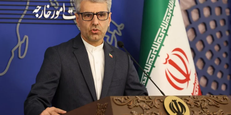 El portavoz del Ministerio de Asuntos Exteriores de Irán, Esmaeil Baghaei, ofrece una rueda de prensa semanal en Teherán el 28 de octubre de 2024. (ATTA KENARE / AFP)