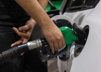 Varias personas llenan el tanque de sus vehículos antes del aumento del precio del combustible a medianoche en una gasolinera del centro de Israel, 31 de marzo de 2026 (Yossi Aloni/Flash90).
