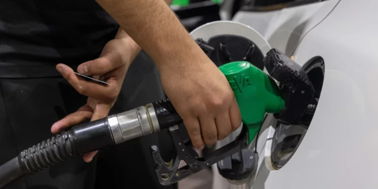 Varias personas llenan el tanque de sus vehículos antes del aumento del precio del combustible a medianoche en una gasolinera del centro de Israel, 31 de marzo de 2026 (Yossi Aloni/Flash90).