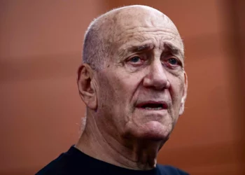El exprimer ministro Ehud Olmert testifica durante una audiencia del comité de investigación civil sobre la masacre del 7 de octubre, en Tel Aviv, el 8 de agosto de 2024. (Tomer Neuberg/Flash90)