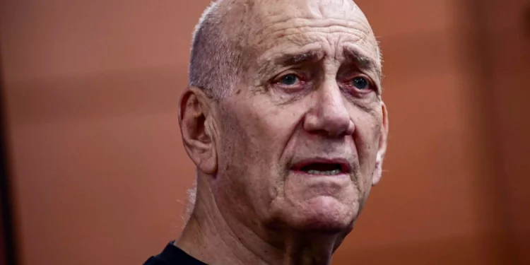 El exprimer ministro Ehud Olmert testifica durante una audiencia del comité de investigación civil sobre la masacre del 7 de octubre, en Tel Aviv, el 8 de agosto de 2024. (Tomer Neuberg/Flash90)
