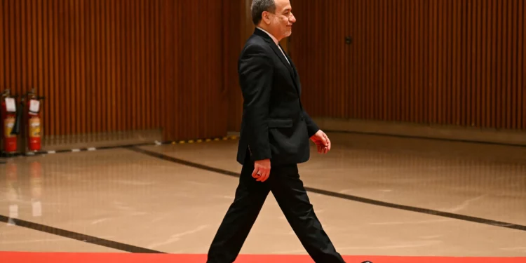 El ministro de Asuntos Exteriores de Irán, Abbas Araghchi, llega a la inauguración de la Reunión de Ministros de Asuntos Exteriores de los BRICS en el Bharat Mandapam de Nueva Delhi el 14 de mayo de 2026. (Arun SANKAR / AFP)