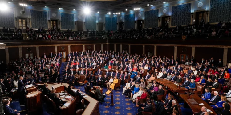 El líder de la minoría en la Cámara de Representantes, Hakeem Jeffries, demócrata por Nueva York, pronuncia un discurso durante la sesión del 119.º Congreso de la Cámara de Representantes, que cuenta con una escasa mayoría republicana, en el Capitolio en Washington, el 3 de enero de 2025. (Foto AP/J. Scott Applewhite)