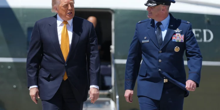 El presidente estadounidense Donald Trump camina para abordar el Air Force One junto al coronel de la Fuerza Aérea Christopher M. Robinson, comandante del 89.º Ala de Transporte Aéreo, el martes 12 de mayo de 2026, en la Base Conjunta Andrews, Maryland, para un viaje a China. (Foto AP/Mark Schiefelbein)