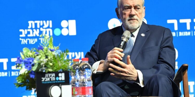 El embajador de Estados Unidos, Mike Huckabee, interviene en la Conferencia de Tel Aviv el 12 de mayo de 2026 (Universidad de Tel Aviv).