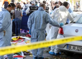 Miembros de un equipo forense de la policía recogen pruebas en el lugar de las dos explosiones ocurridas en la principal estación de tren de Ankara, la capital de Turquía, el 10 de octubre de 2015. (AFP/ADEM ALTAN)