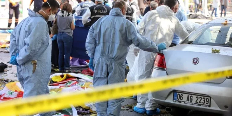 Miembros de un equipo forense de la policía recogen pruebas en el lugar de las dos explosiones ocurridas en la principal estación de tren de Ankara, la capital de Turquía, el 10 de octubre de 2015. (AFP/ADEM ALTAN)
