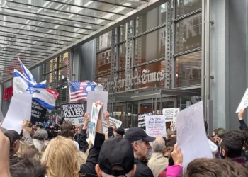 Manifestantes protestan frente a la oficina del New York Times el 14 de mayo de 2026 contra un artículo que acusa a funcionarios israelíes de abuso sexual sistemático de reclusos palestinos. (Luke Tress/Times of Israel)