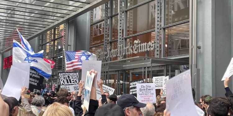 Manifestantes protestan frente a la oficina del New York Times el 14 de mayo de 2026 contra un artículo que acusa a funcionarios israelíes de abuso sexual sistemático de reclusos palestinos. (Luke Tress/Times of Israel)