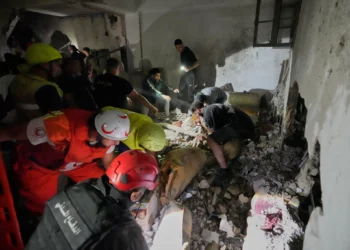 Los equipos de rescate buscan víctimas dentro de un apartamento destruido tras un ataque aéreo israelí en la ciudad portuaria de Sidón, Líbano, el 28 de mayo de 2026. (Foto AP/Mohammed Zaatari)