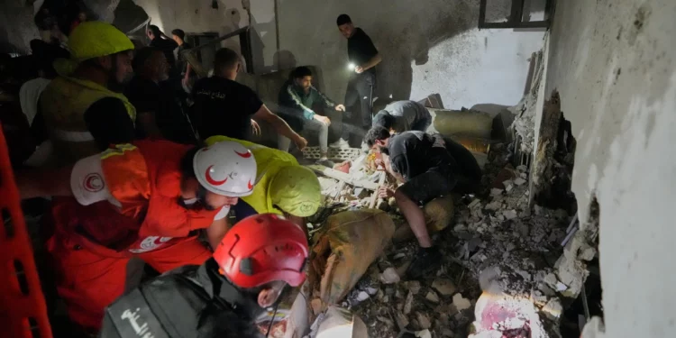 Los equipos de rescate buscan víctimas dentro de un apartamento destruido tras un ataque aéreo israelí en la ciudad portuaria de Sidón, Líbano, el 28 de mayo de 2026. (Foto AP/Mohammed Zaatari)
