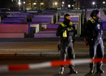 Agentes de policía trabajan en la zona acordonada donde una persona fue apuñalada cerca del Monumento al Holocausto en Berlín el 21 de febrero de 2025. (Odd Andersen/AFP)