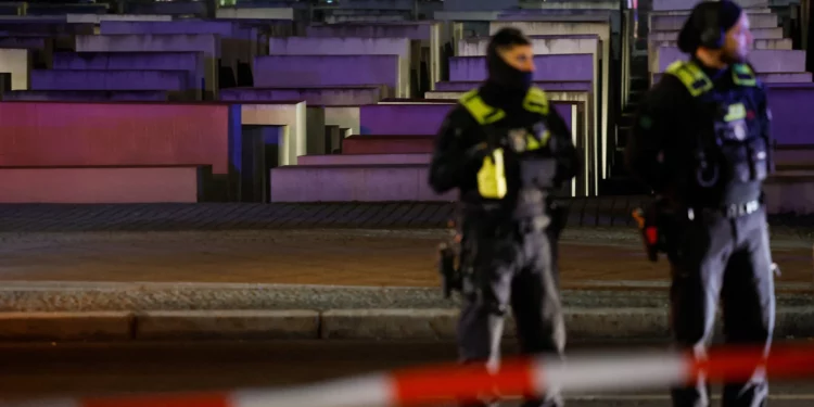 Agentes de policía trabajan en la zona acordonada donde una persona fue apuñalada cerca del Monumento al Holocausto en Berlín el 21 de febrero de 2025. (Odd Andersen/AFP)