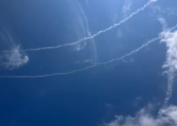 Relieves de una intercepción del sistema Cúpula de Hierro en la Galilea Occidental el 31 de mayo de 2026. (Diana Bletter/Times of Israel)