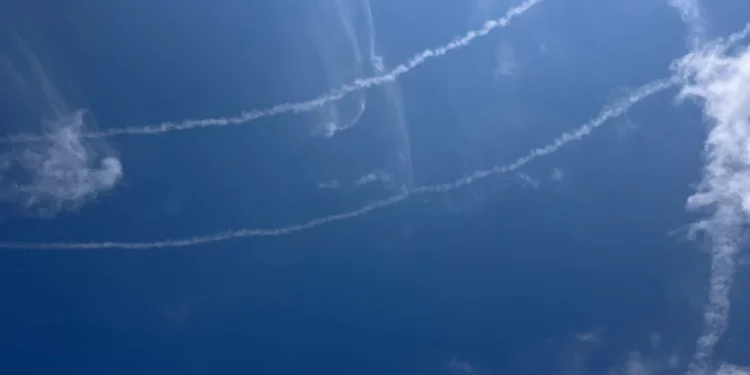 Relieves de una intercepción del sistema Cúpula de Hierro en la Galilea Occidental el 31 de mayo de 2026. (Diana Bletter/Times of Israel)