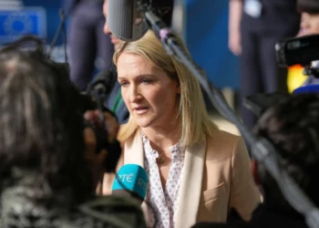 La ministra de Asuntos Exteriores de Irlanda, Helen McEntee, habla con los medios de comunicación a su llegada a una reunión de ministros de Asuntos Exteriores de la UE en el edificio del Consejo Europeo en Luxemburgo, el 21 de abril de 2026. (Foto AP/Virginia Mayo)