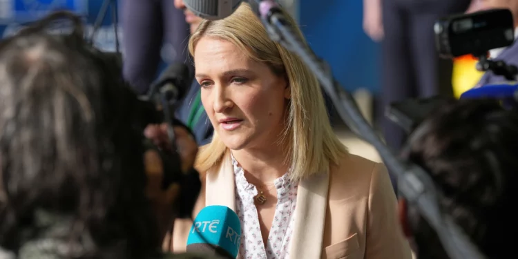 La ministra de Asuntos Exteriores de Irlanda, Helen McEntee, habla con los medios de comunicación a su llegada a una reunión de ministros de Asuntos Exteriores de la UE en el edificio del Consejo Europeo en Luxemburgo, el 21 de abril de 2026. (Foto AP/Virginia Mayo)