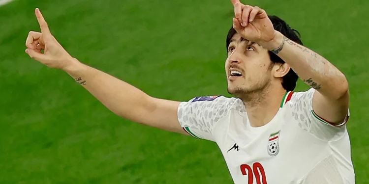 El delantero iraní Sardar Azmoun celebra tras marcar el primer gol de su equipo durante el partido de semifinales de la Copa Asiática de la AFC Qatar 2023 entre Irán y Qatar en el estadio Al-Thumama de Doha el 7 de febrero de 2024 (Karim Jaafar / AFP).