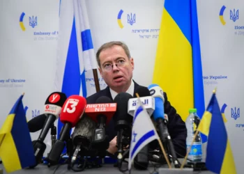Archivo: El embajador de Ucrania en Israel, Yevgen Korniychuk, ofrece una declaración a los medios en Tel Aviv, el 11 de marzo de 2022. (Avshalom Sassoni/Flash90)