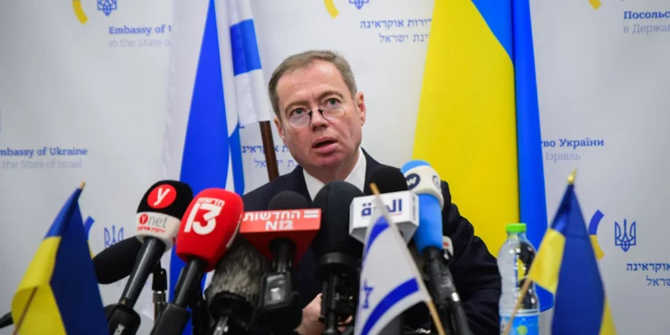 Archivo: El embajador de Ucrania en Israel, Yevgen Korniychuk, ofrece una declaración a los medios en Tel Aviv, el 11 de marzo de 2022. (Avshalom Sassoni/Flash90)
